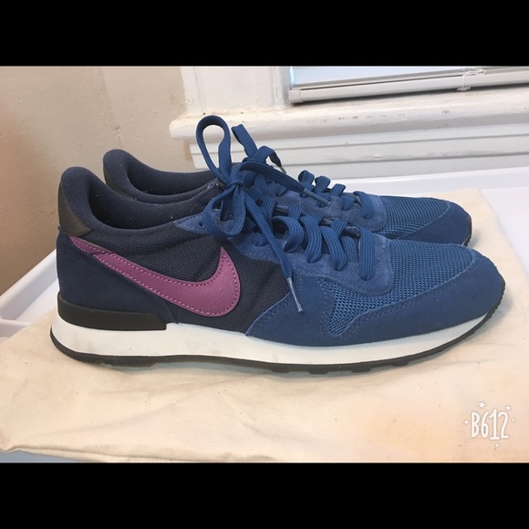 nike internationalist purple